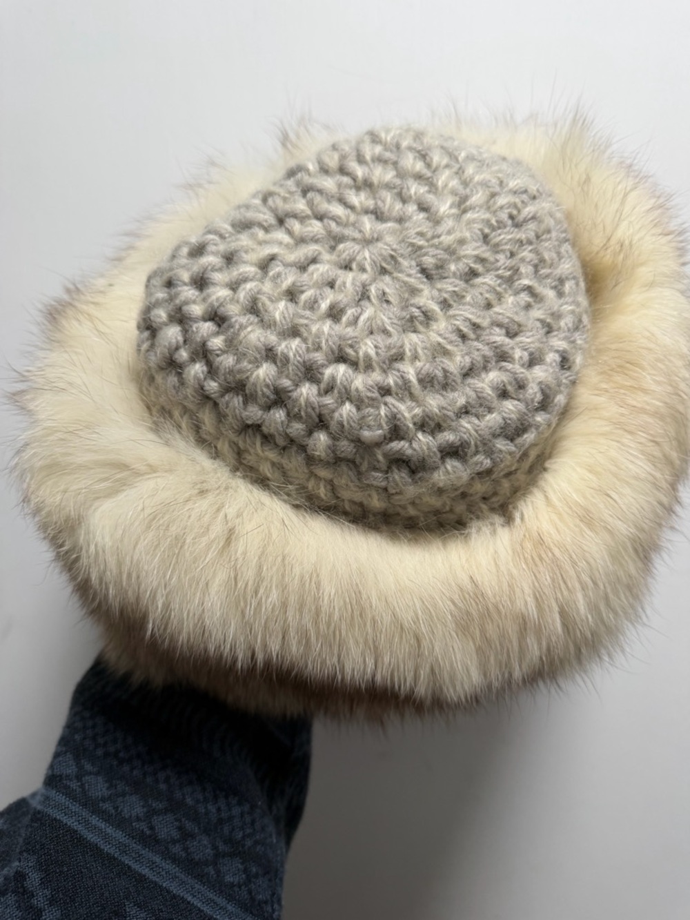 Vincent & Bill New York White Fur Gray Knit Ladies Hat NWOT Preppy Elegant City